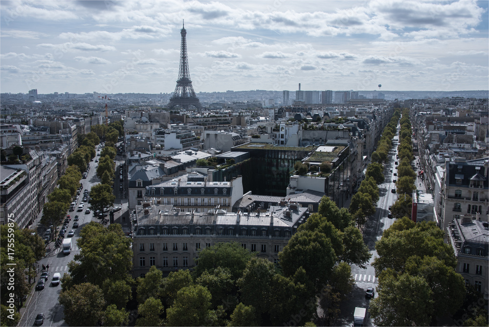 Vue de la Tour Eiffel depuis l'Arc de Triomphe à l'Étoile à Paris, l ...