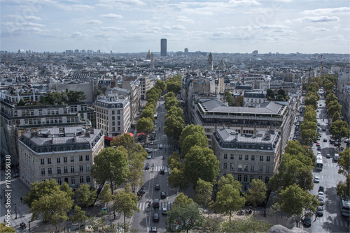Vue de Paris depuis l'Arc de Triomphe à l'Étoile, la Tour Montparnasse, les Invalides et l'église américaine © Francois