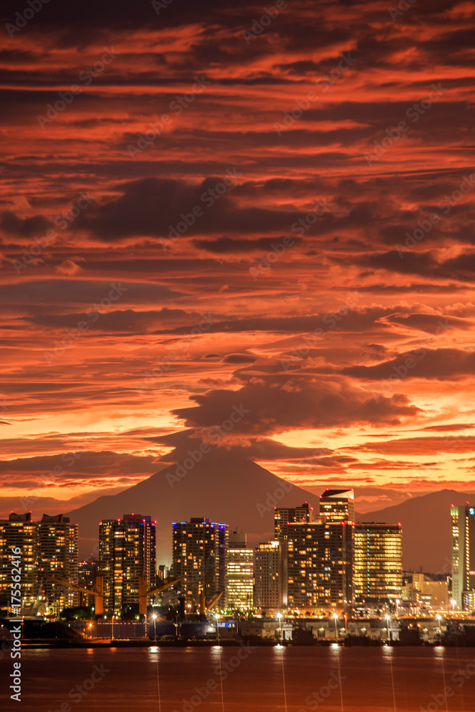 Fototapeta premium 鶴見区大黒町から横浜港の夕焼け富士山