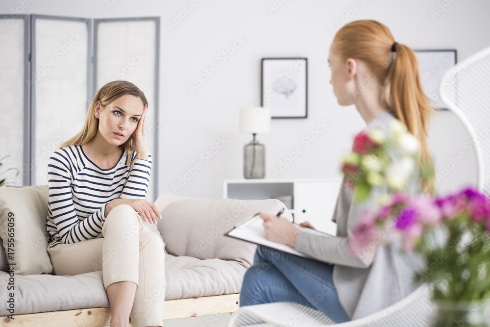 Obraz premium Woman consulting with psychiatrist