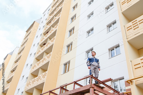 builder against the backdrop of a new building photo