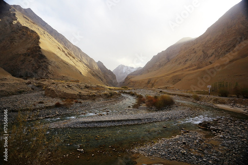 Fotografia high mountain pass in Tibet mountain landscape
