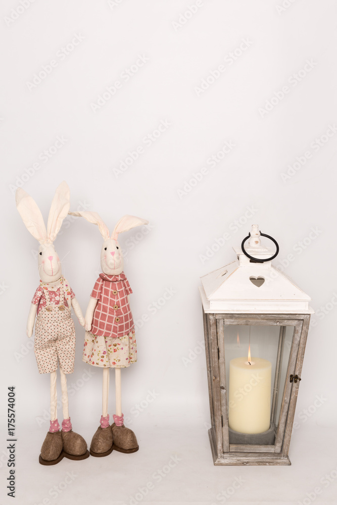 Pareja de conejos en tela y farol. foto de Stock | Adobe Stock