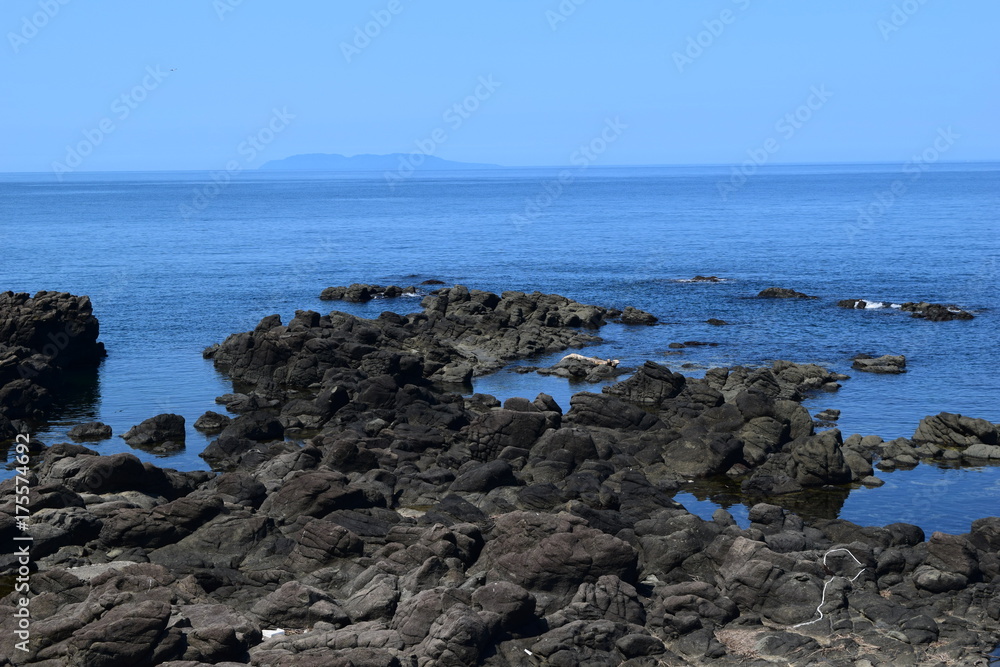奇岩怪石の磯が続く山形県庄内海岸の岩場