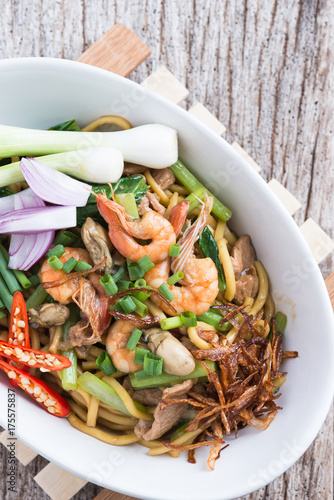 Stir fried yellow noodle 