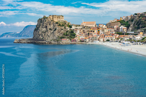 Veduta del castello Ruffo e del borgo di Scilla arroccato sul promontorio, provincia di Reggio Calabria IT