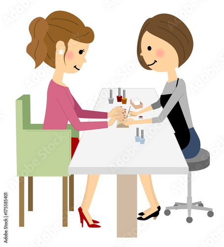 ネイルサロンでネイルする女性