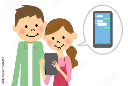 タブレットで会話するカップル