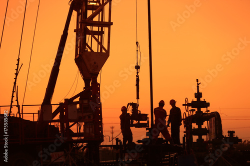 фотографія the oil workers are working