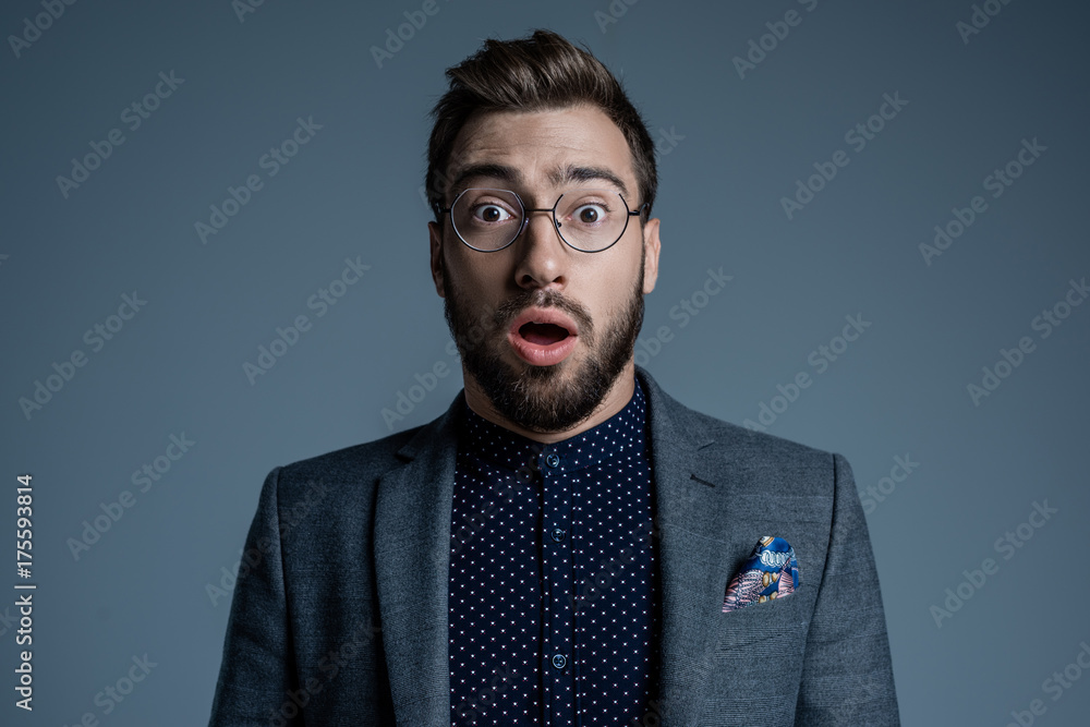 Obraz premium Surprised man in suit