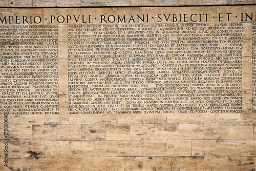 Iscrizione latina sul muro esterno dell'Ara Pacis di Augusto a Roma