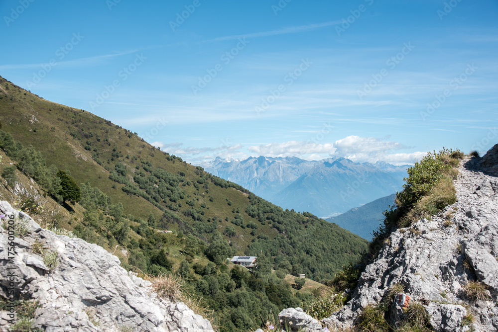 Blick von der Pizzo Copa 1420 mü NN über das Rasthaus Rifugio, im Hintergrund die schweizer Alpen 