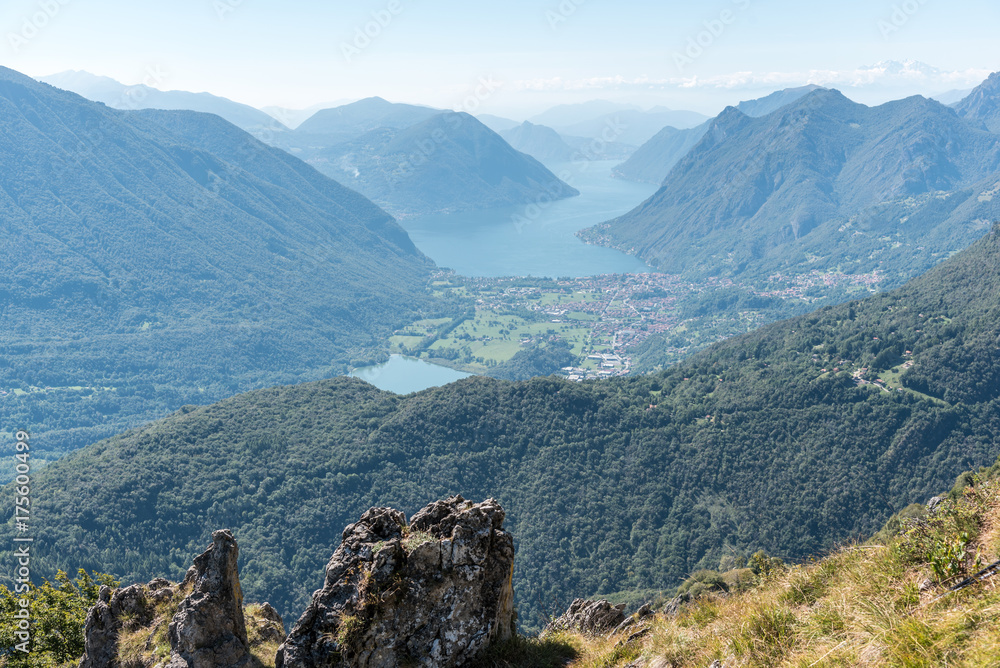 Blick vom Pizzo Copa unterhalb des Monte Grona auf den Lagodi Piano und im Hintergrung den Lago di Lugano
