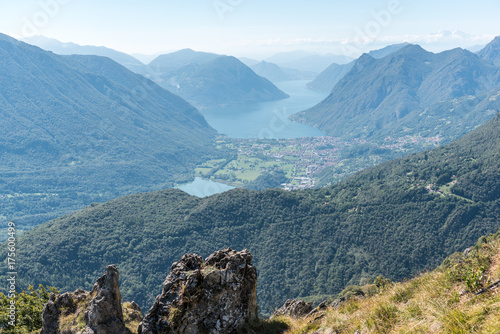 Blick vom Pizzo Copa unterhalb des Monte Grona auf den Lagodi Piano und im Hintergrung den Lago di Lugano