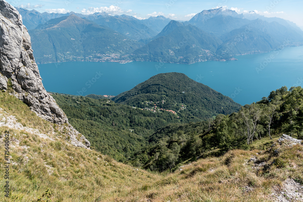 Blick beim Aufstieg zum Rifugio über Breglia zum Comer See nahe Menaggio