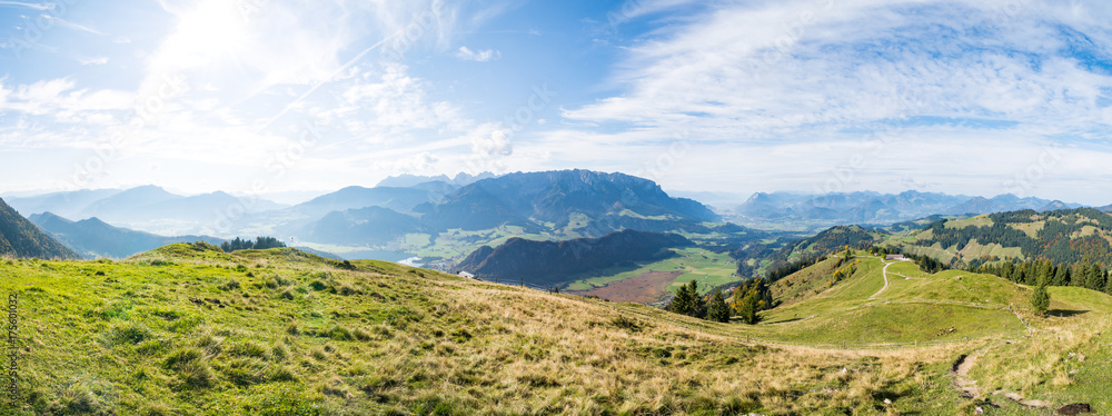 Fototapeta premium Bergpanorama mit See und Alm
