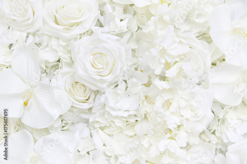 Fotografia Decoration artificial white roses flower bouquet as a floral wallpaper with soft focus and copy space