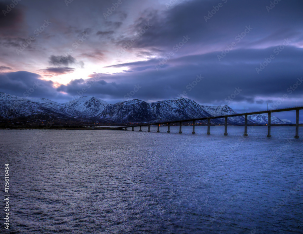 Pont en Norvège, durant la nuit éternelle