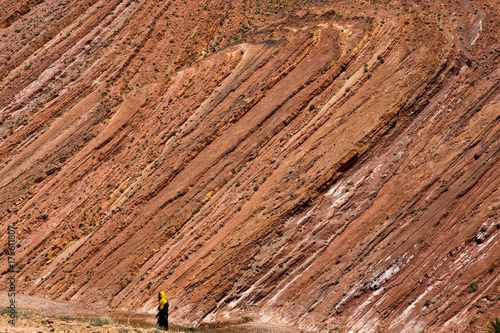 Donna marocchina che cammina nel deserto di roccia