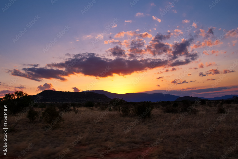 Sonnenuntergang im Tsavo Ost Nationalpark, Kenia Sonnenuntergang im Tsavo Ost Nationalpark, Kenia