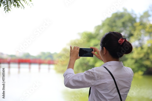 スマートフォンで写真を撮る女性