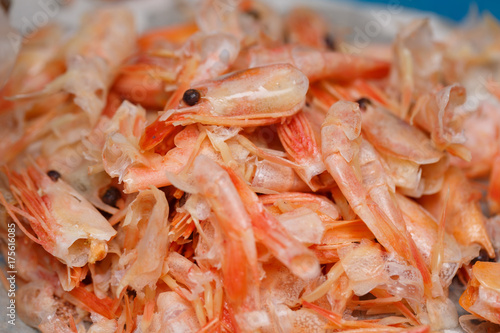 фотографія Food scraps from Shrimp peeled on the plastic plate
