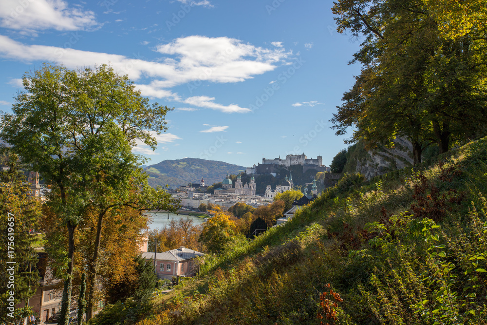 Salzburg im Herbst, Festung Hohensalzburg in der Ferne