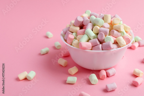 marshmallow  in bowl on pink background	