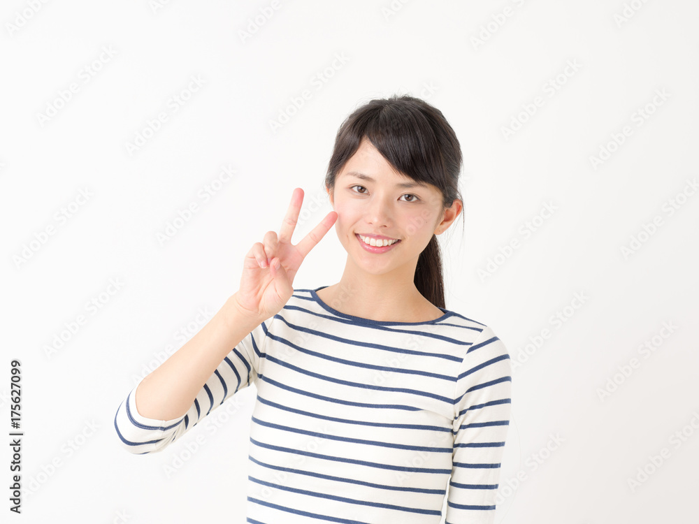 ピースする女性 ピースする女性