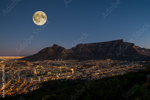 Vollmond über Kappstadt und dem Tafelberg