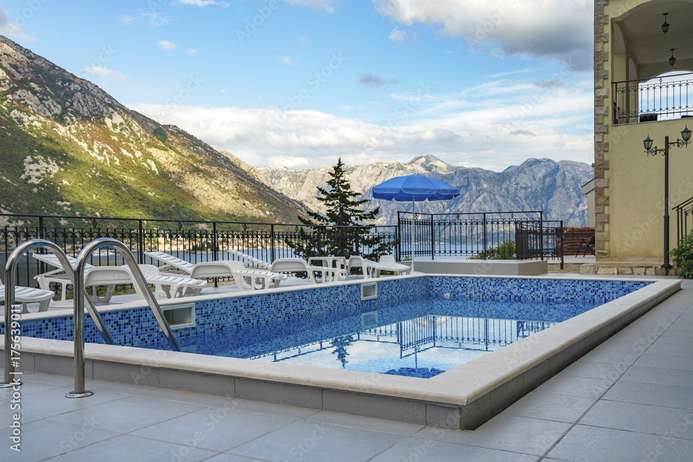 Fototapeta premium Swimming pool in a private luxurious villa