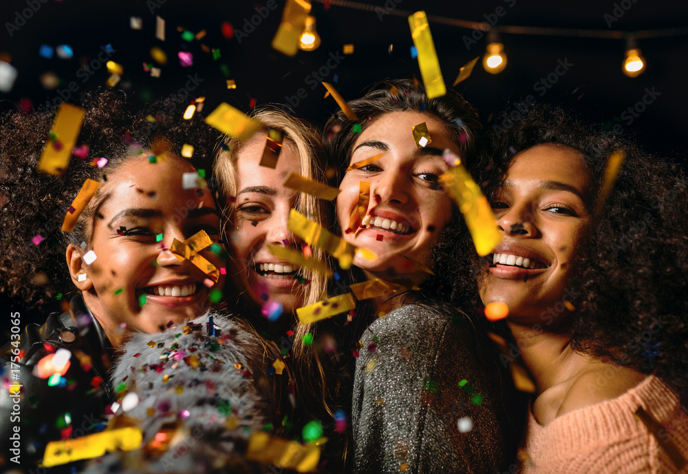 Close up shot of four young women making selfie under confetti - obrazy, fototapety, plakaty 