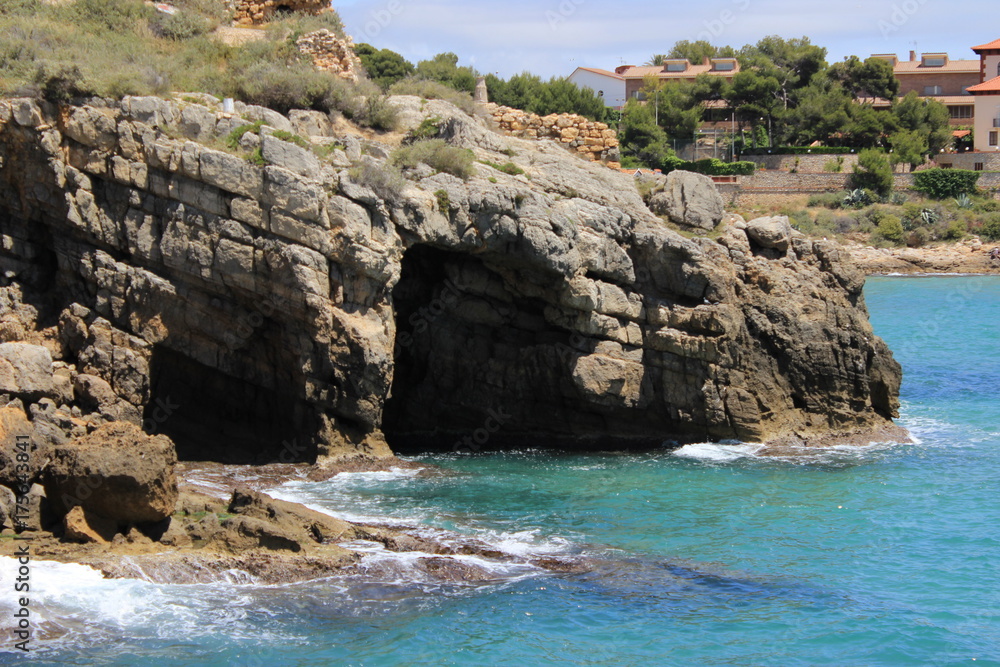 Cueva de roca en el mar