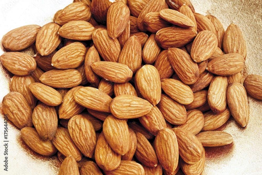 Whole almonds with skin Whole almonds with skin