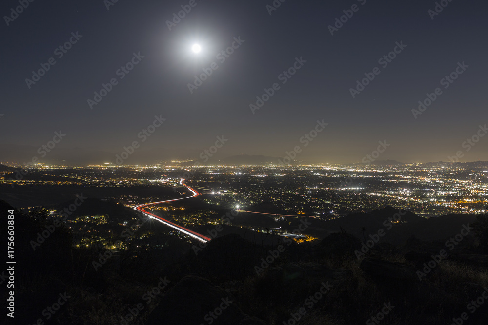 Obraz premium Full moon over the San Fernando Valley area of Los Angeles, California. 