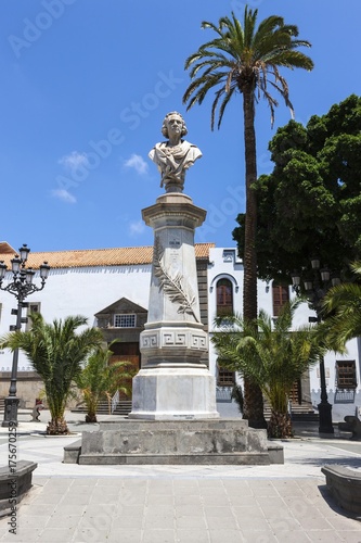 Bust of Columbus, Plaza de San Francisco, historic town centre of Las Palmas, Gran Canaria, Canary Islands, Spain, Europe © imageBROKER