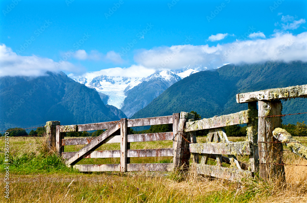 Old Farm Gate & Mt Cook Old Farm Gate & Mt Cook