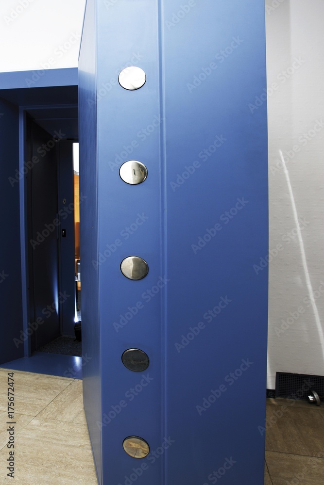 Obraz premium Heavy safe door, opened