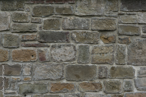 steinmauer mit großflächigen steinen