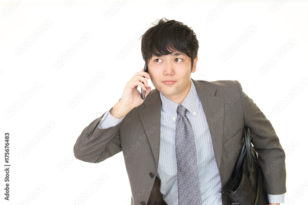 スマートフォンで通話中のビジネスマン