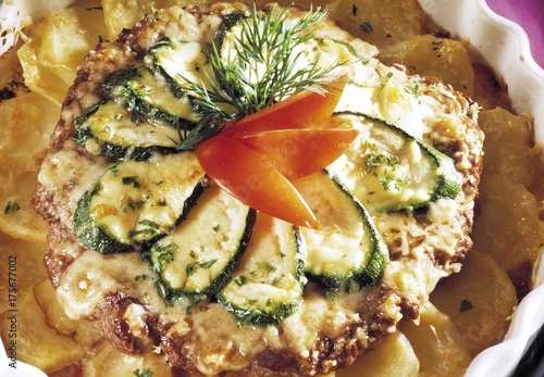 Canvas-taulu Shepard's Pie with courgettes and tomatoes, cheese crust on top