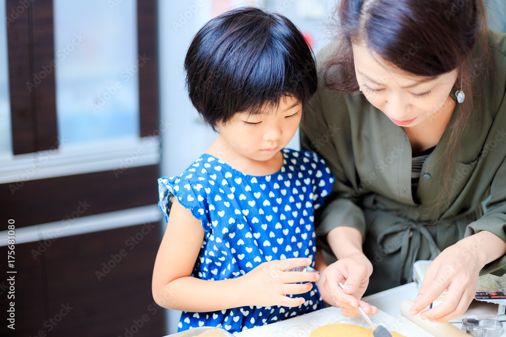 料理を手伝う女の子 料理を手伝う女の子