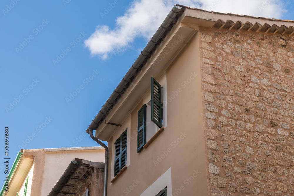 Mediterrane Fassade eines Hauses auf Mallorca