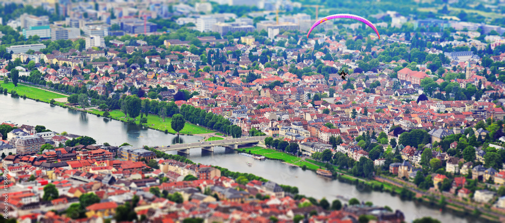 paraglider über dem stadt