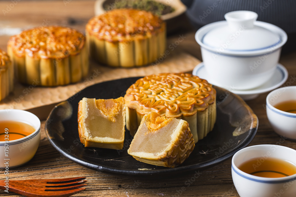 The popular mid-autumn festival is celebrated by Chinese all over the world / Mooncake Festival / Usually after reunion dinner,mooncake are served with hot Chinese tea and children playing lanterns The popular mid-autumn festival is celebrated by Chinese all over the world / Mooncake Festival / Usually after reunion dinner,mooncake are served with hot Chinese tea and children playing lanterns