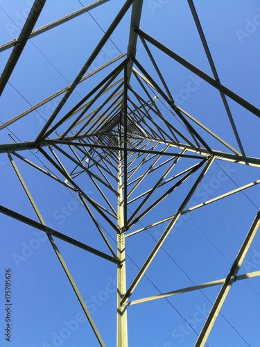 Strommast vor blauem Himmel photo