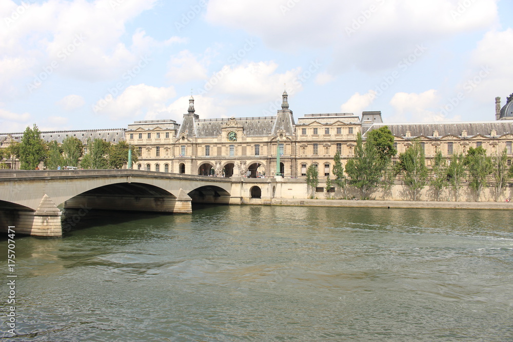 セーヌ川/セーヌ川クルーズで必見の名橋「アレキサンドル３世橋」は、パリで最も美しいと言われる橋。橋の四隅には芸術、農業、闘争、戦争を意味する女神像がペガサスに乗って輝いています。豪華な彫刻、アールヌーヴォーの街灯はまさにパリらしい優美さが感じられます。