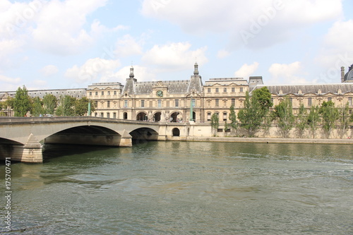 セーヌ川/セーヌ川クルーズで必見の名橋「アレキサンドル３世橋」は、パリで最も美しいと言われる橋。橋の四隅には芸術、農業、闘争、戦争を意味する女神像がペガサスに乗って輝いています。豪華な彫刻、アールヌーヴォーの街灯はまさにパリらしい優美さが感じられます。 photo