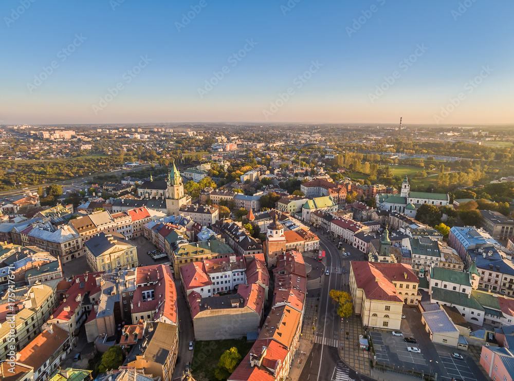 Lublin z lotu ptaka. Krajobraz starego miasta z wieżą Trynitarską i Bramą Krakowską.