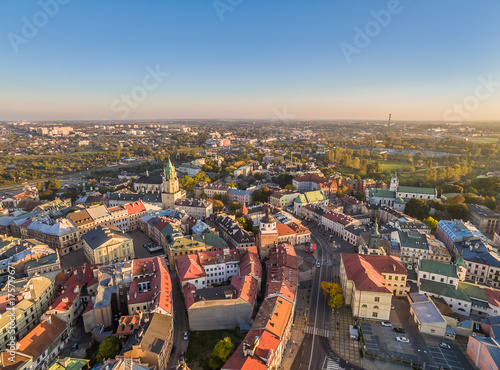 Lublin z lotu ptaka. Krajobraz starego miasta z wieżą Trynitarską i Bramą Krakowską.